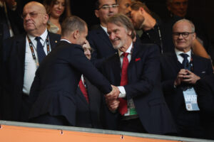 Fotografía de Luis Tejido, en la que puede verse en una imagen de archivo del 21 de mayo de 2025 al propietario del Manchester United Jim Ratcliffe (2d). EFE