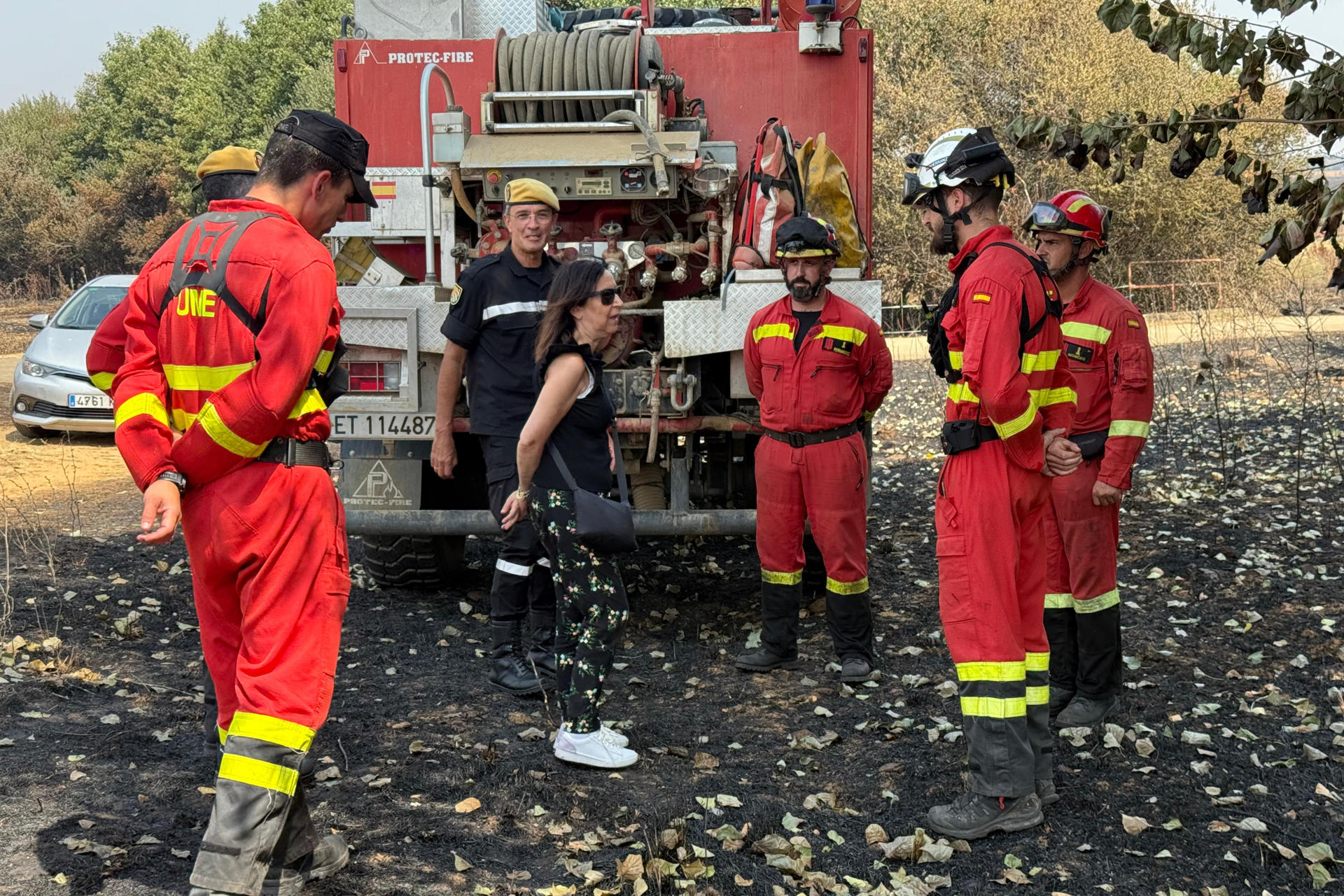La ministra de Defensa, Margarita Robles, recorre este sábado algunos de los puntos afectados por los incendios forestales en Ayóo de Vidriales (Zamora). "Son ustedes un orgullo", ha asegurado Robles ante los militares que consiguieron evitar la entrada del fuego de Molezuelas de la Carballeda en la localidad zamorana, en una visita en la que ha estado acompañada por el general jefe de la UME, ha informado la Subdelegación del Gobierno de Zamora. EFE/ Subdelegación Del Gobierno SOLO USO EDITORIAL SOLO DISPONIBLE PARA ILUSTRAR LA NOTICIA QUE ACOMPAÑA (CRÉDITO OBLIGATORIO)

