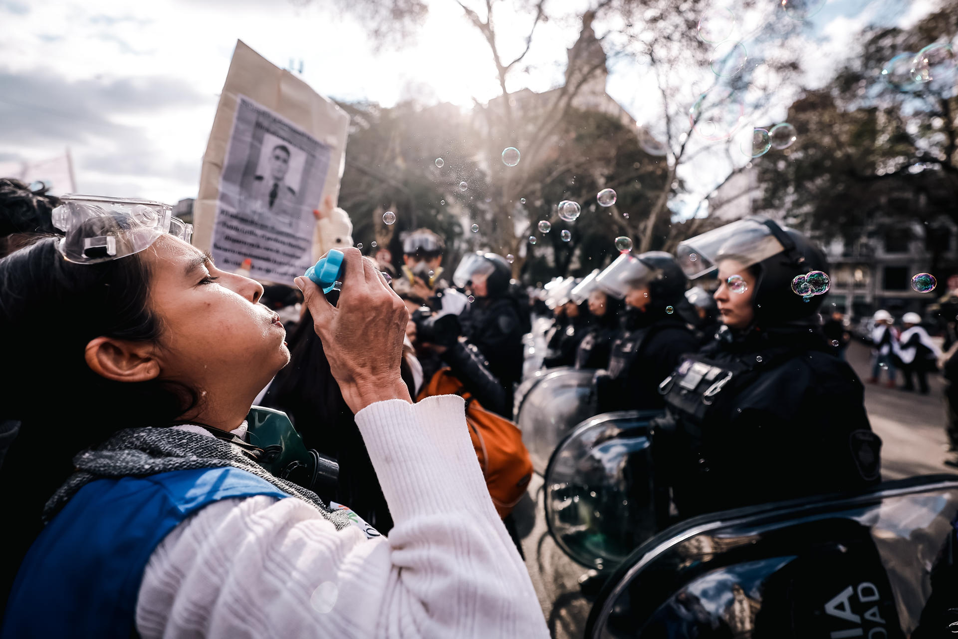 Una persona asiste a una manifestación este miércoles en Plaza Congreso, en Buenos Aires (Argentina). EFE/ Juan Ignacio Roncoroni
