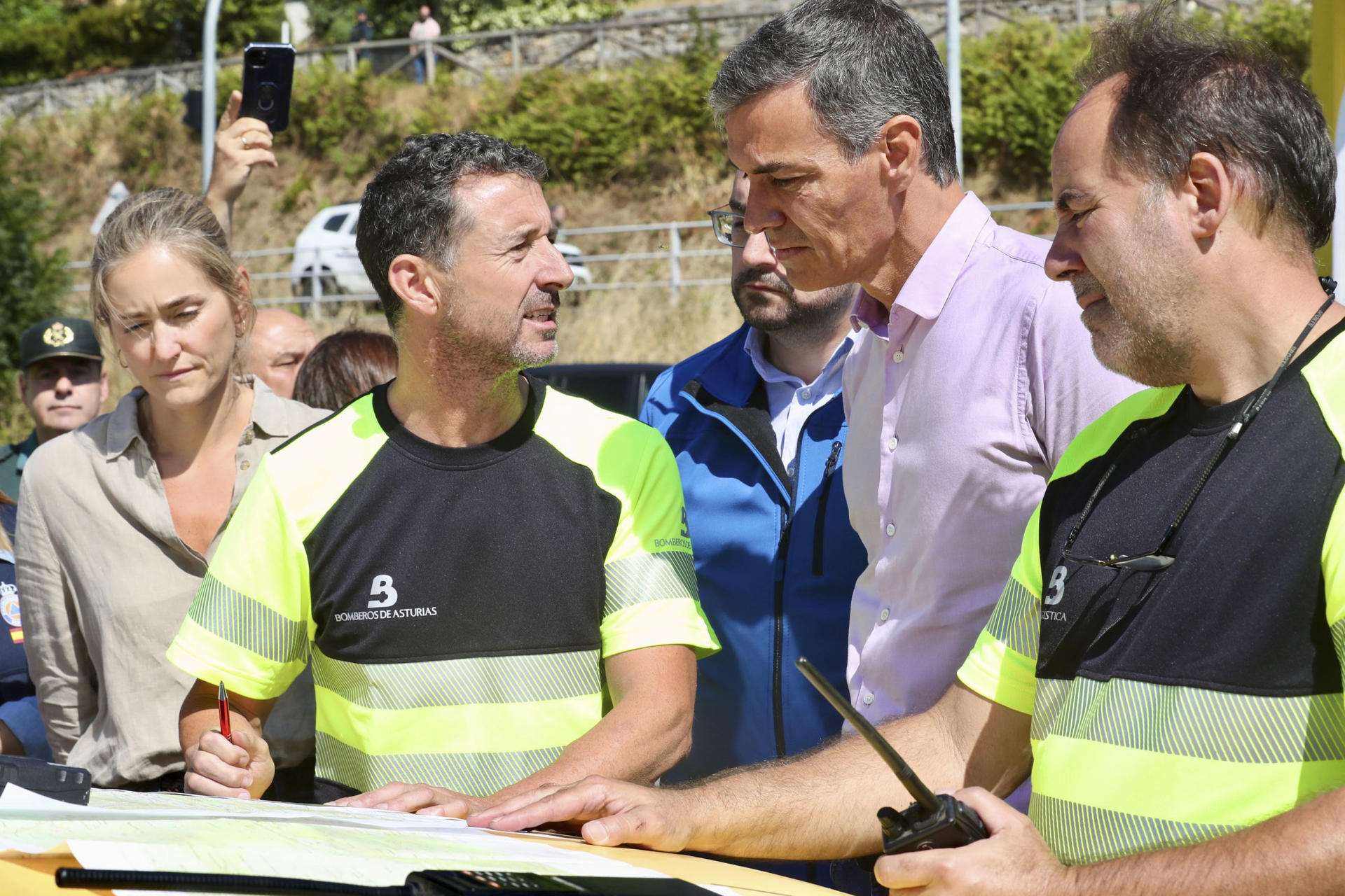 El presidente del Gobierno, Pedro Sánchez, conversa con los responsables de los dispositivos de emergencias y de coordinación, en presencia de la vicepresidenta tercera y ministra para la Transición Ecológica y el Reto Demográfico, Sara Aagesen, durante su visita este viernes al Puesto de Mando Avanzado de Degaña (Asturias), en donde se concentran los mayores esfuerzos de los equipos de extinción en Asturias. EFE/ J.L. Cereijido