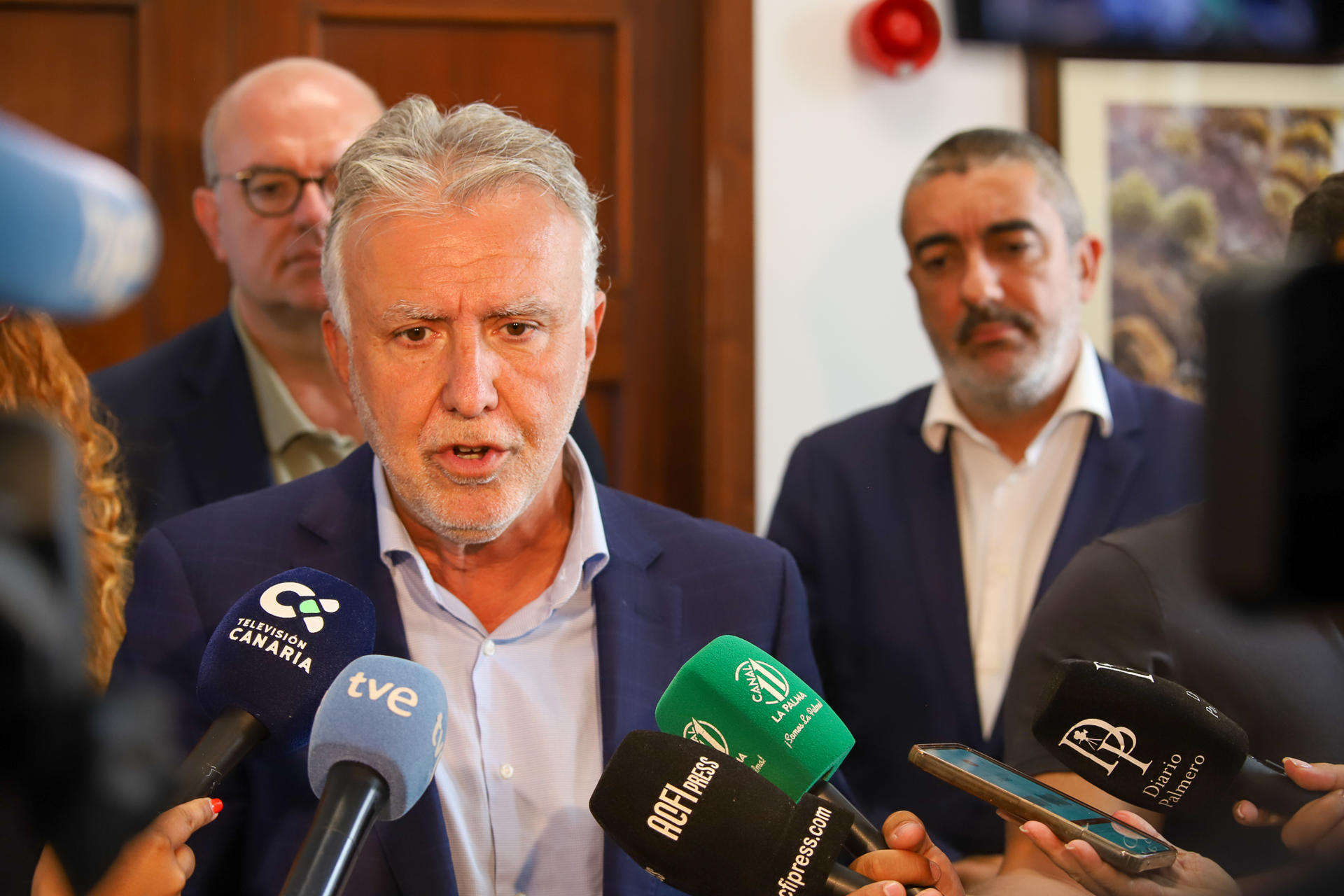 El ministro de Política Territorial, Ángel Víctor Torres, hace declaraciones antes del inicio de la Comisión Mixta de seguimiento del Protocolo de Exhumaciones en la Fosa de la Araña, en Fuencaliente, en la isla de La Palma. EFE / Luis G Morera