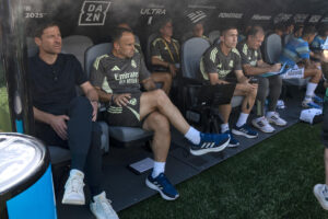 Fotografía de Ángel Colmenares, en la que puede verse en una imagen de archivo del 5 de julio pasado al entrenador del Real Madrid, Xabi Alonso (i), durante un partido del Mundial de Clubes disputado en Estados Unidos. EFE