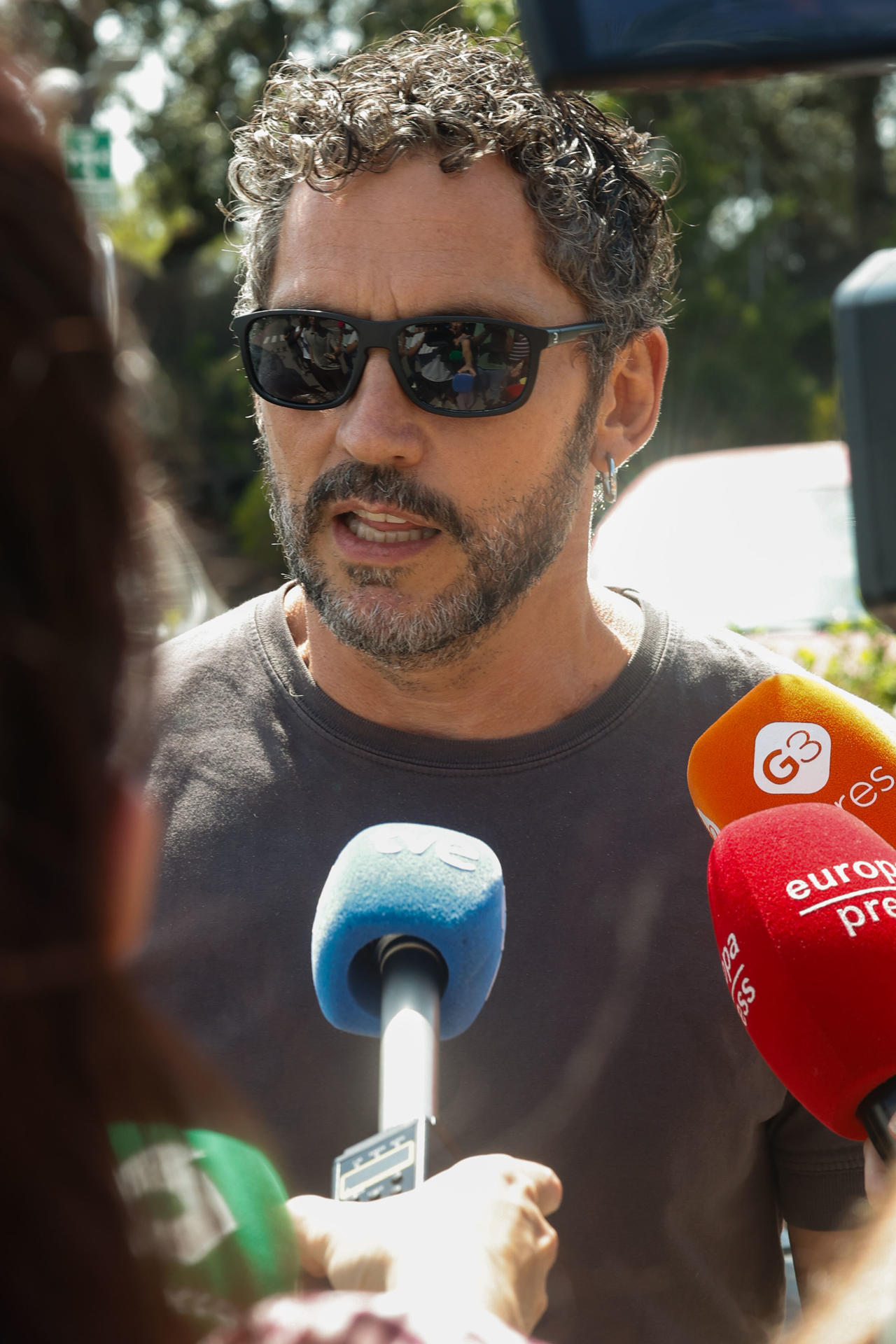 El actor Paco León a su llegada a la capilla ardiente de la actriz Verónica Echegui, en Madrid, este lunes. EFE/ J.P. Gandul