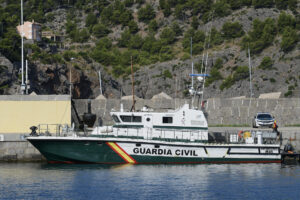 La Guardia Civil ha confirmado este domingo que busca a dos ocupantes de la avioneta acrobática biplaza de la que se encontraron restos a última hora del sábado tras caer al mar sobre las 20:00 frente al faro del Port de Sóller, en Mallorca. EFE/ Miquel A. Borràs
