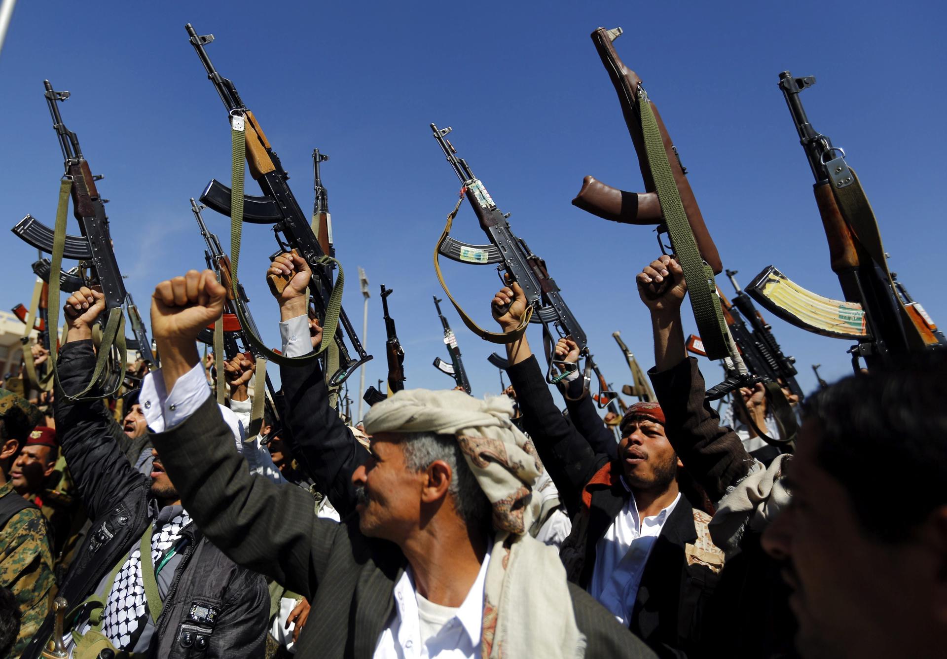 Imagen de archivo de combatientes hutíes en Saná, la capital de Yemen. EFE/Yahya Arhab