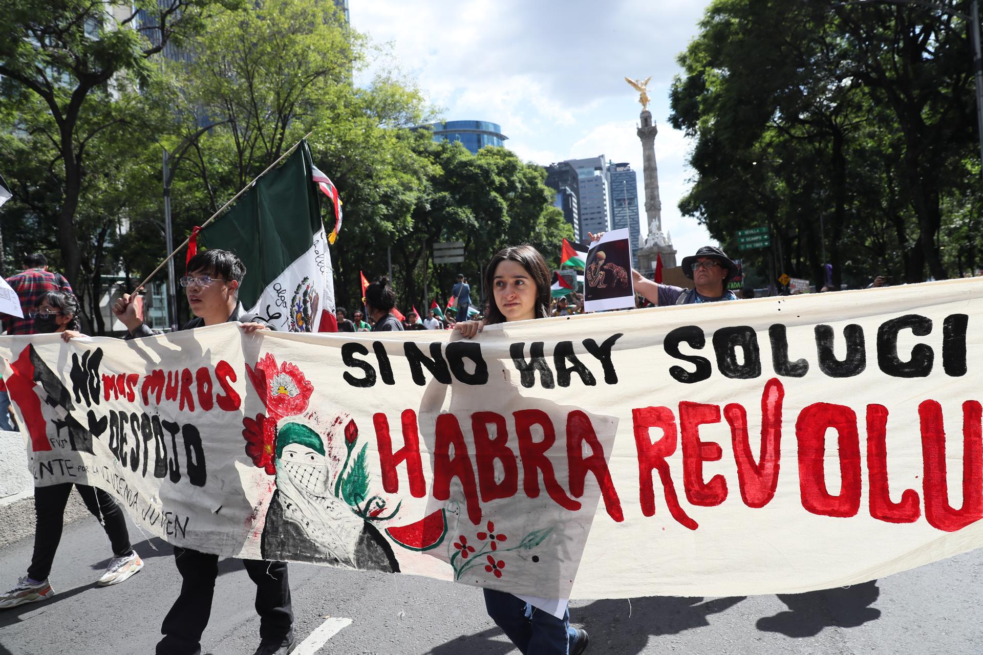 Personas sostienen un cartel durante la llamada mega marcha 'México x Gaza' este domingo, en Ciudad de México (México). EFE/ Mario Guzmán