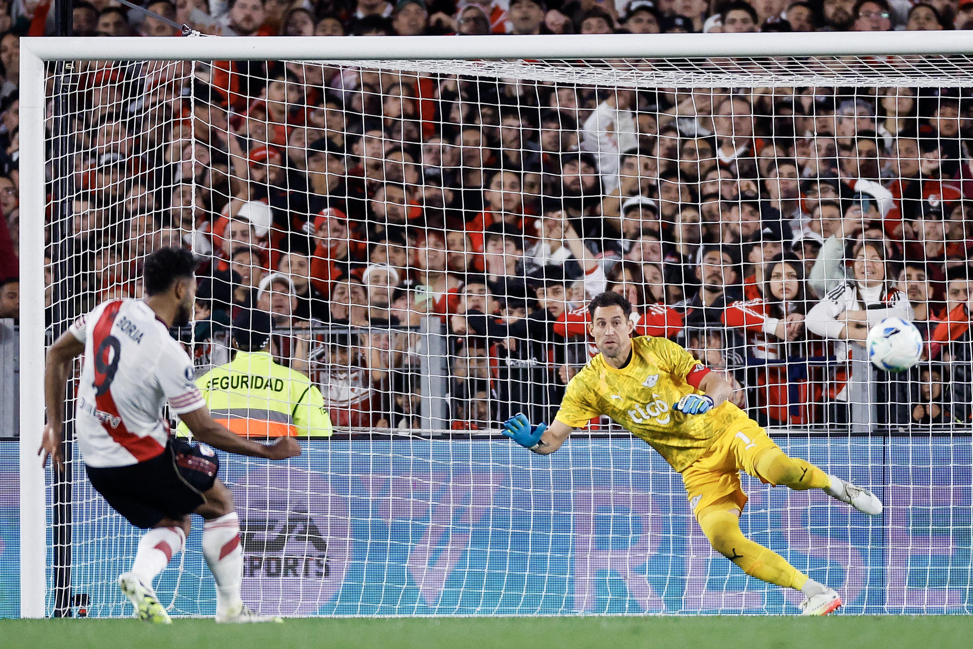 Miguel Borja (i) de River Plate patea el balón en la serie de penales durante un partido de los octavos de final de la Copa Libertadores. EFE/ Juan Ignacio Roncoroni