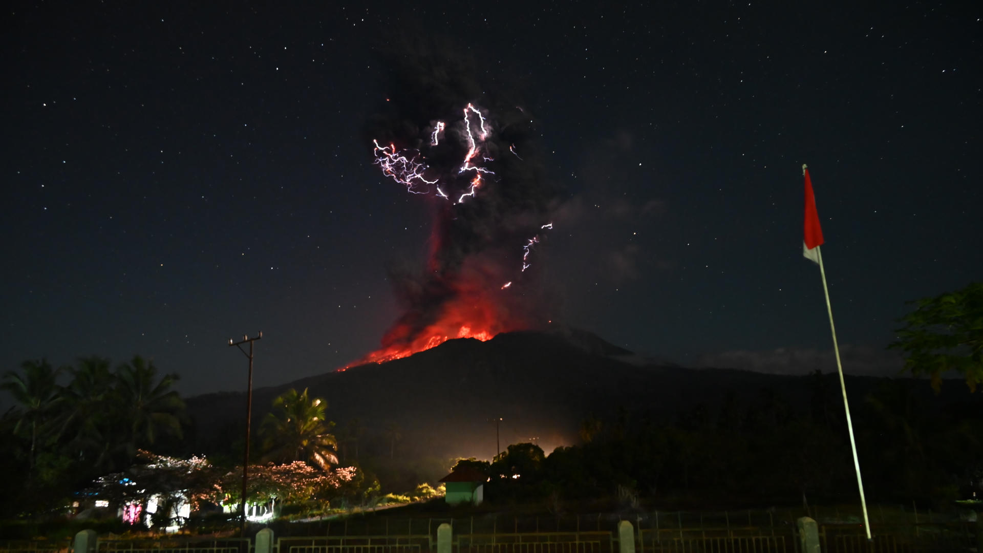 BANGKOK, 02/08/2025.- Las autoridades de Indonesia reactivaron este sábado la alerta máxima, de nivel IV, por una nueva erupción del volcán Lewotobi Laki-Laki, en la isla oriental de Flores, donde esta madrugada una columna de cenizas se elevó 18 kilómetros desde el cráter, como ocurrió en la primera semana de julio. La agencia de vulcanología del país asiático explicó en un reporte matutino que la erupción se extendió durante unos 14 minutos y expulsó cenizas que alcanzaron los 19,5 kilómetros sobre el nivel del mar, una capa gruesa y oscura que se inclina al suroeste, el oeste y el noroeste de la isla. EFE/ Ministerio De Energía Y Recursos Minerales De Indonesia SOLO USO EDITORIAL/SOLO DISPONIBLE PARA ILUSTRAR LA NOTICIA QUE ACOMPAÑA (CRÉDITO OBLIGATORIO)
