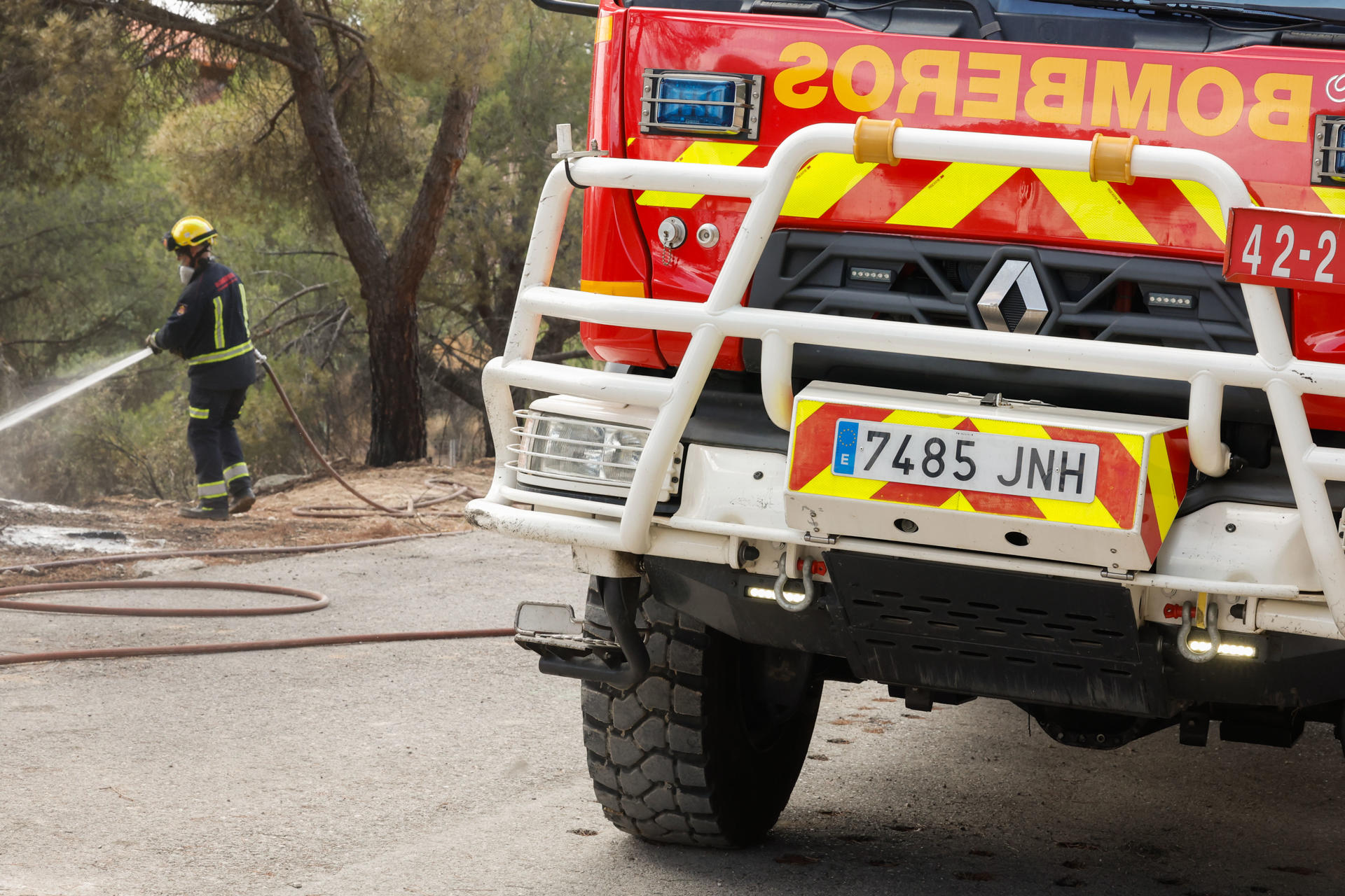 Un bombero en labores de extinción del incendio declarado este miércoles en la Urbanización Las Marías de Torrelodones, en Madrid. EFE/ J.P.Gandul