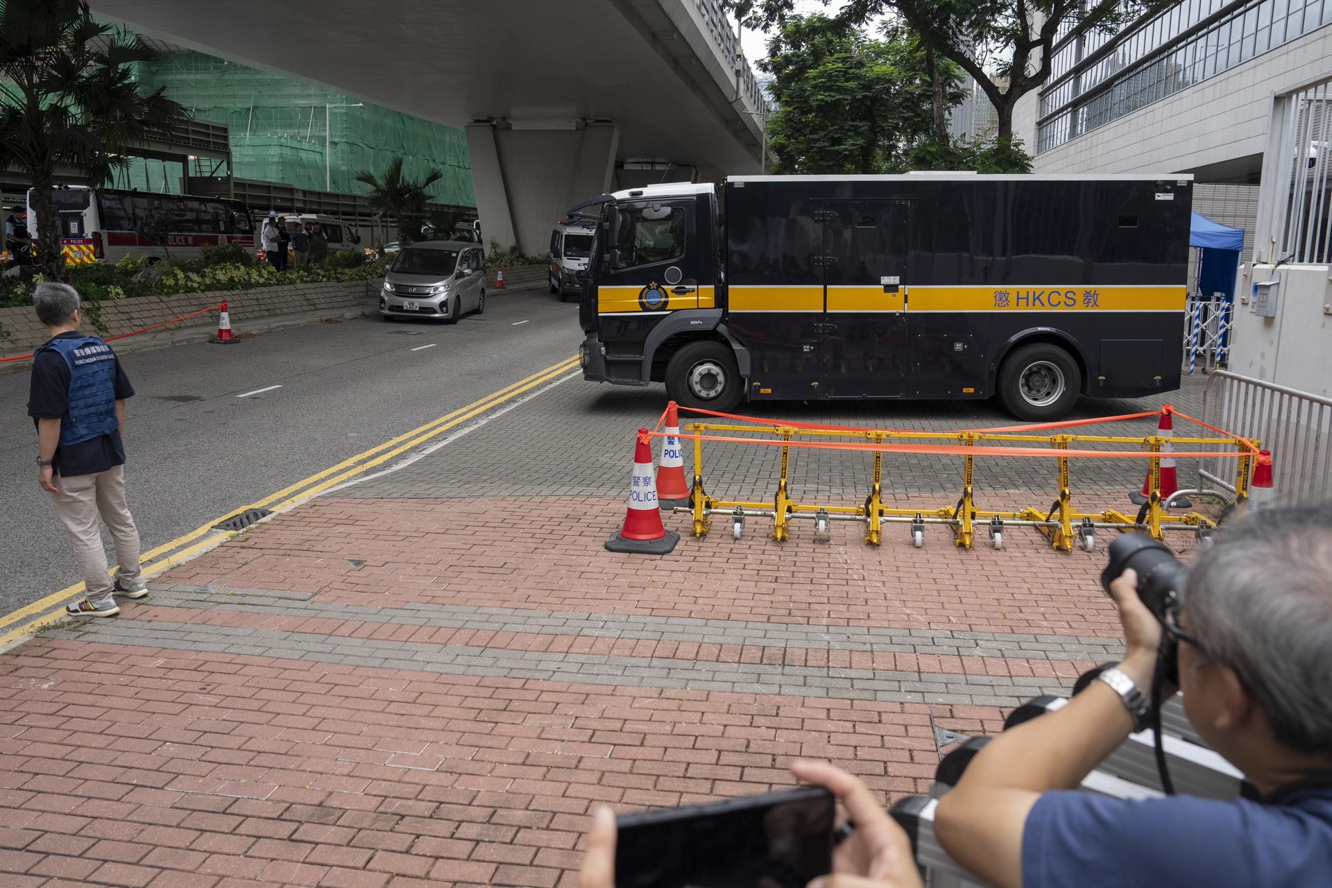Un vehículo de los Servicios Correccionales de Hong Kong sale de los Tribunales de West Kowloon después de la sesión de hoy de los argumentos finales del juicio de seguridad nacional de Jimmy Lai, en Hong Kong, China, 28 de agosto de 2025.
EFE/EPA/LEUNG MAN HEI
