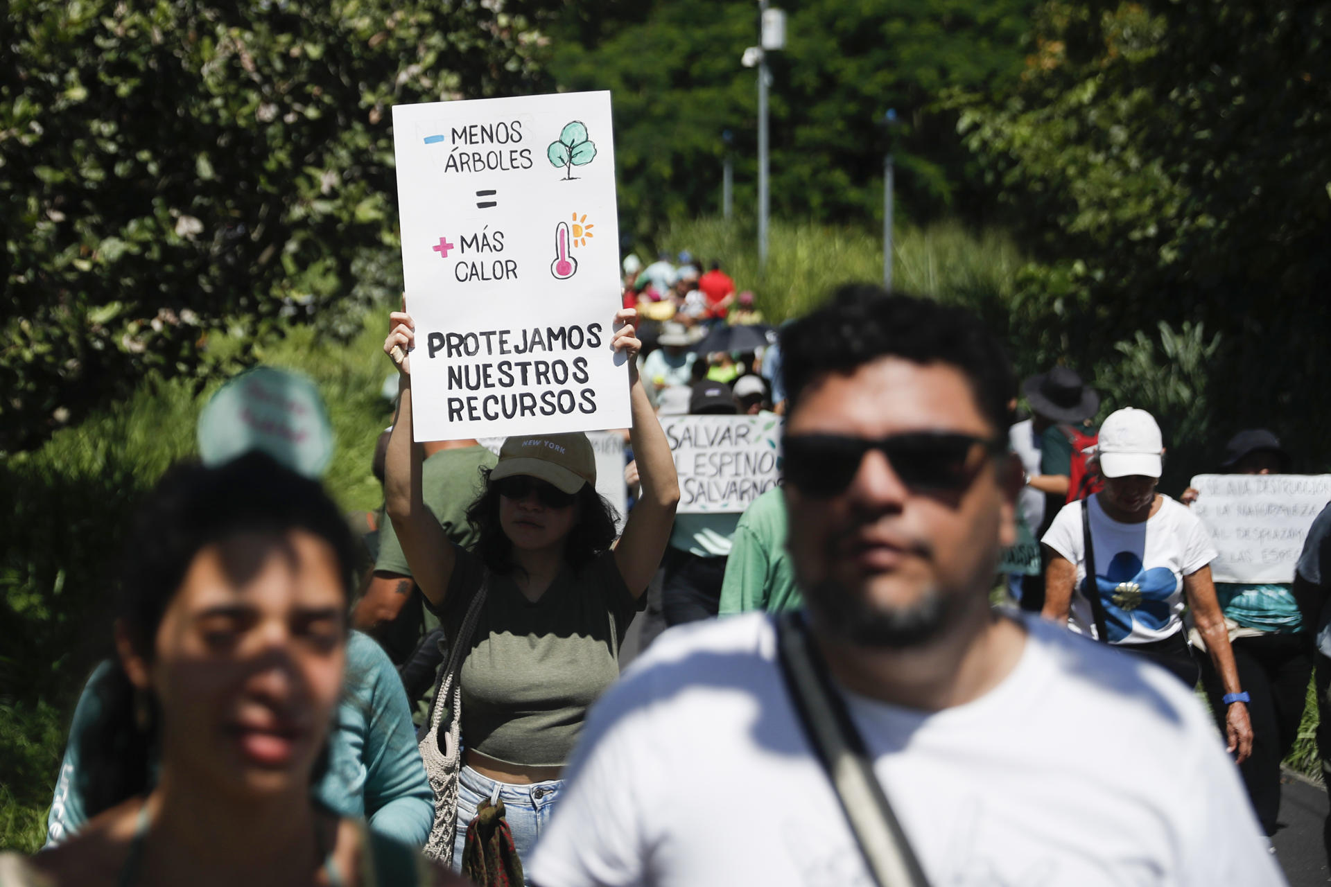 Personas participan en una manifestación contra la construcción de un centro de convenciones este domingo, en San Salvador (El Salvador). EFE/ Rodrigo Sura
