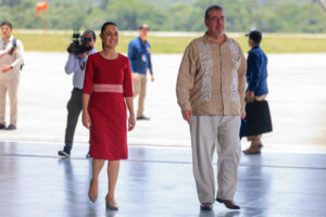 La presidenta de México, Claudia Sheinbaum (i), y el presidente de Guatemala, Bernardo Arévalo de León, participan en una reunión este viernes, en Flores (Guatemala). EFE/ STR