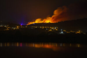VILARDEVÓS (OURENSE), 03/08/2025.- En Vilardevós, la Unidad Militar de Emergencias se ha movilizado este sábado para luchar contra un incendio que, según las últimas estimaciones de la Xunta afecta a 500 hectáreas. EFE/Brais Lorenzo
