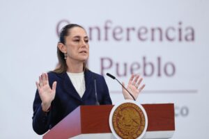 La presidenta de México, Claudia Sheinbaum, habla durante una rueda de prensa este lunes, en el Palacio Nacional de Ciudad de México (México).  EFE/ Mario Guzmán