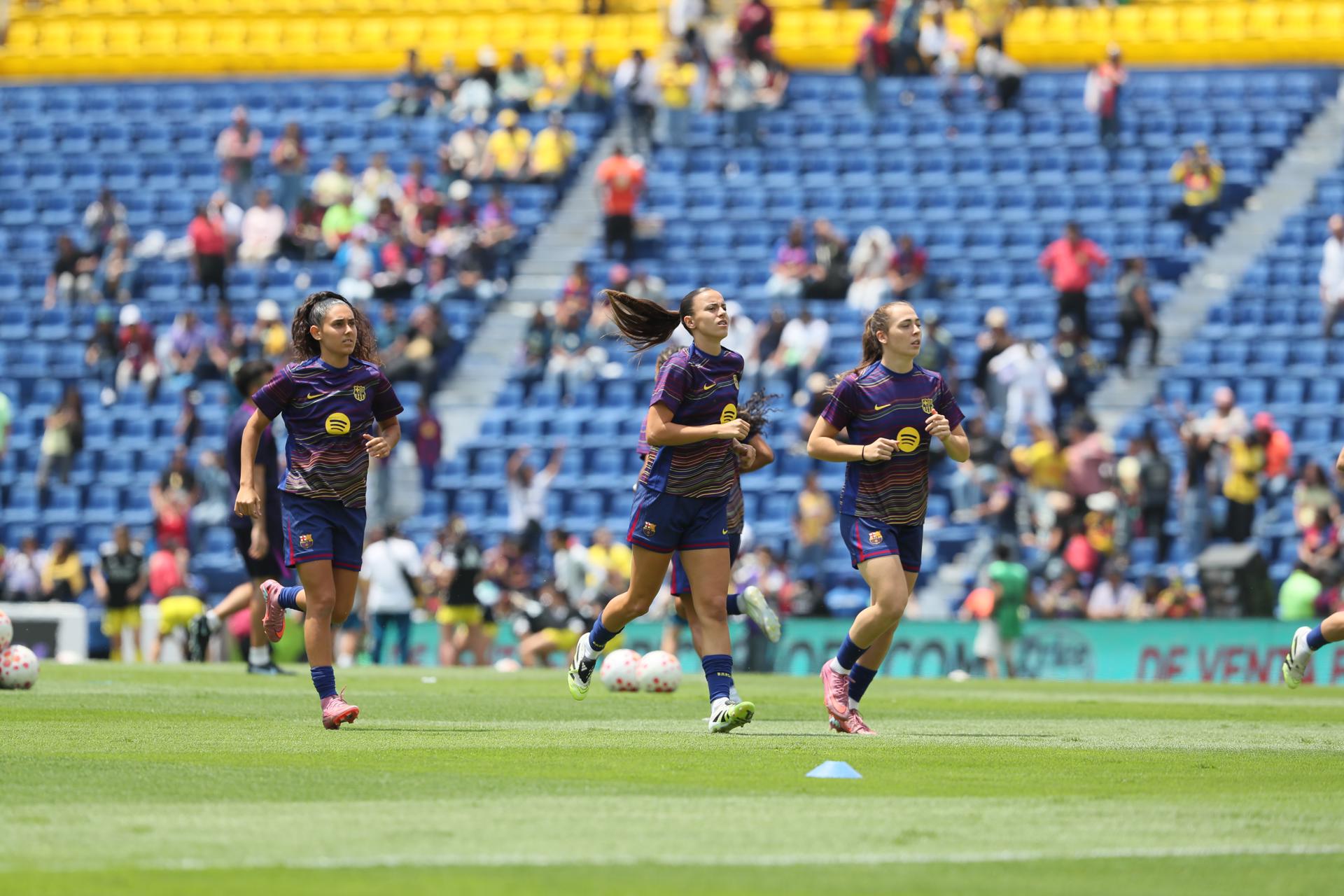 Jugadoras del FC Barcelona participan en un calentamiento este domingo, previo a un partido amistoso entre América y FC Barcelona en el Estadio Ciudad de los Deportes, en la Ciudad de México (México). EFE/ Mario Guzmán