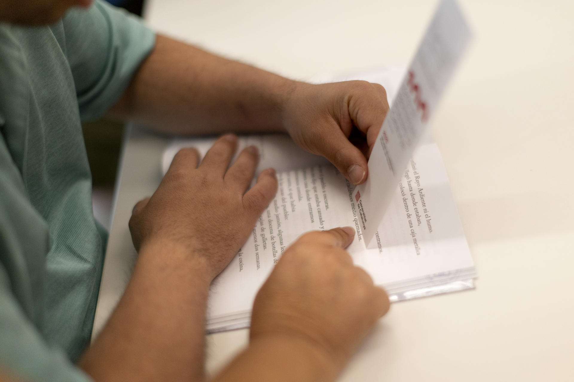 Las personas con discapacidad intelectual o con dificultad lectora ansían poder leer algo más que libros infantiles y para ello reclaman que se amplíe el catálogo de libros adaptados a 'lectura fácil', un método de frases cortas y lenguaje más sencillo que les permite disfrutar como uno más de las grandes historias de la literatura contemporánea. En la imagen miembros del club de lectura fácil de la biblioteca Mercè Rodoreda de Barcelona, uno de los clubs de lectura fácil, en el que se reúnen grupos para leer y comentar distintos títulos.EFE/ Marta Pérez