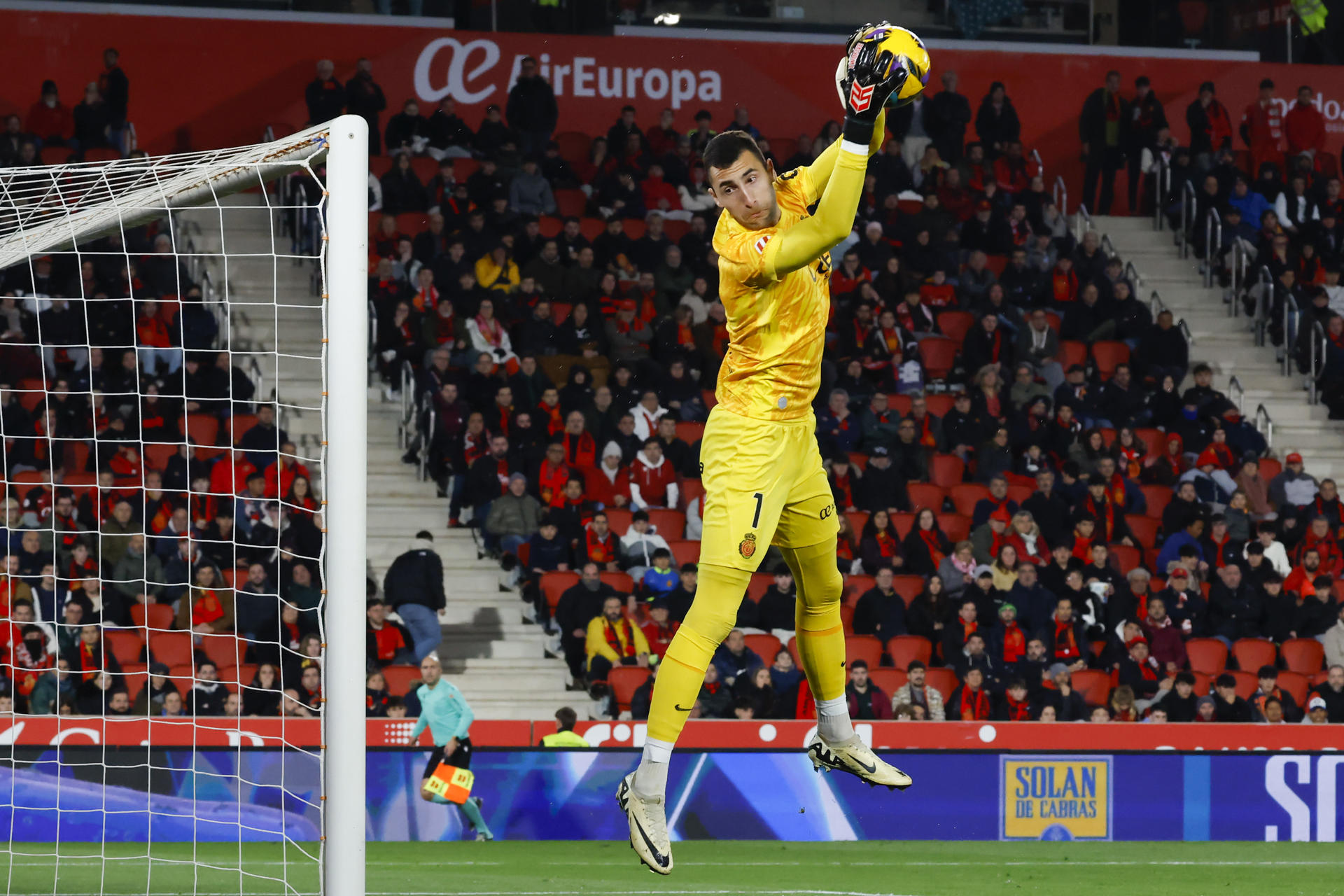El guardameta eslovaco Dominik Greif, durante un partido de Liga con el Mallorca, la pasada temporada. EFE/CATI CLADERA.