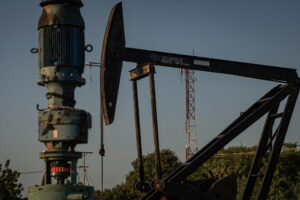 Imagen de un un balancín en una estación petrolera, en Maracaibo, Venezuela, país que forma parte de la OPEP EFE/ Henry Chirinos