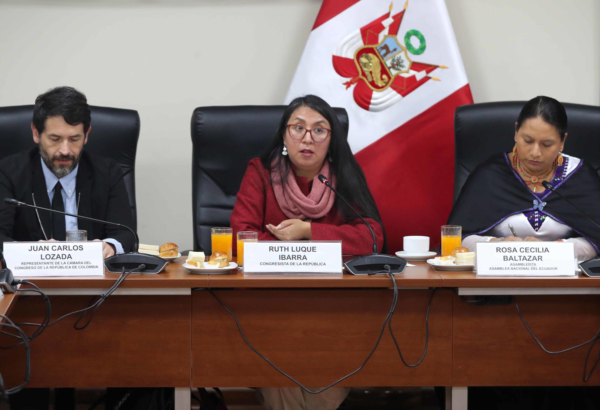 La asambleista de Ecuador, Rosa Cecilia Baltazar (d), la congresista de Perú, Ruth Luque (c), y el Representante a la Cámara de Colombia, Juan Carlos Losada, participan en un foro con legisladores y líderes indígenas de Colombia, Ecuador y Perú contra la actividad petrolera en la Amazonía este martes, en Lima (Perú). EFE/ Paolo Aguilar
