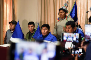 El presidente del oficialista Movimiento al Socialismo (MAS), Grover García (c), habla durante una rueda de prensa este martes, en la Paz (Bolivia). EFE/ Gabriel Márquez