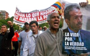 Fotografía de archivo que muestra a un venezolano con una foto del fiscal asesinado Danilo Anderson, quien investigaba hechos relacionados con el golpe de Estado de abril de 2002. EFE/Chico Sanchez