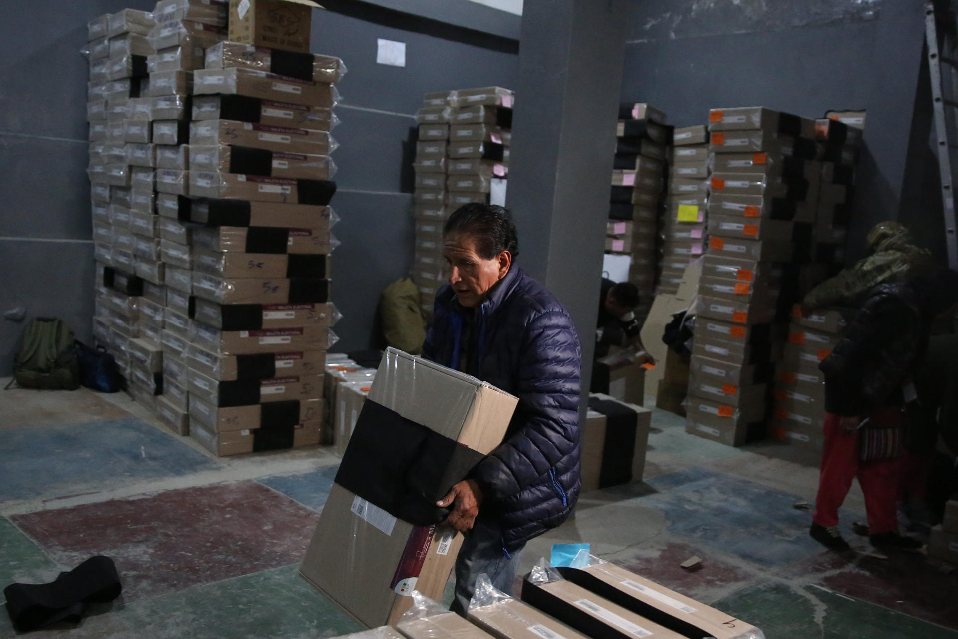 Personal de Tribunal Supremo Electoral (TSE) transporta material electoral este viernes, en La Paz (Bolivia). EFE/ Luis Gandarillas
