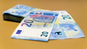 El Banco de España ha instado este martes a los afectados por los incendios forestales y que cuenten con billetes o monedas deteriorados a que los presenten ante el Banco de España para que el organismo pueda reconocerlos y canjearlos posteriormente por nuevos. Imagen de archivo de billetes de 20 euros.  EFE/KOEN VAN WEEL