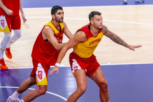 El ala-pívot Santi Aldama (i), junto al pívot Willy Hernangómez (d), durante el entrenamiento este lunes de la selección española de baloncesto en las instalaciones de la Ciudad Real Madrid en Valdebebas, con las novedad del ala-pívot Santi Aldama, ausente en todos los partidos de preparación por molestias físicas. EFE/FEB/Alberto Nevado Piqueras