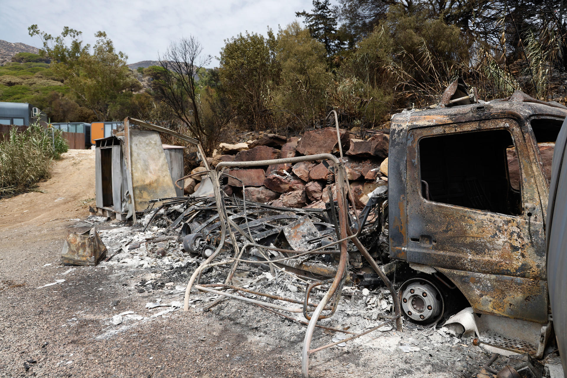 Un vehículo calcinado en una de las zonas de camping de Tarifa que han sido afectadas por el incendio forestal. EFE/ A.Carrasco Ragel