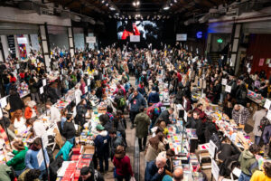 Fotografía cedida por la Federación de Editores donde se ven personas visitando la Feria de Editores (FED) 2025 este jueves, en Buenos Aires (Argentina). EFE/ Federación de Editores