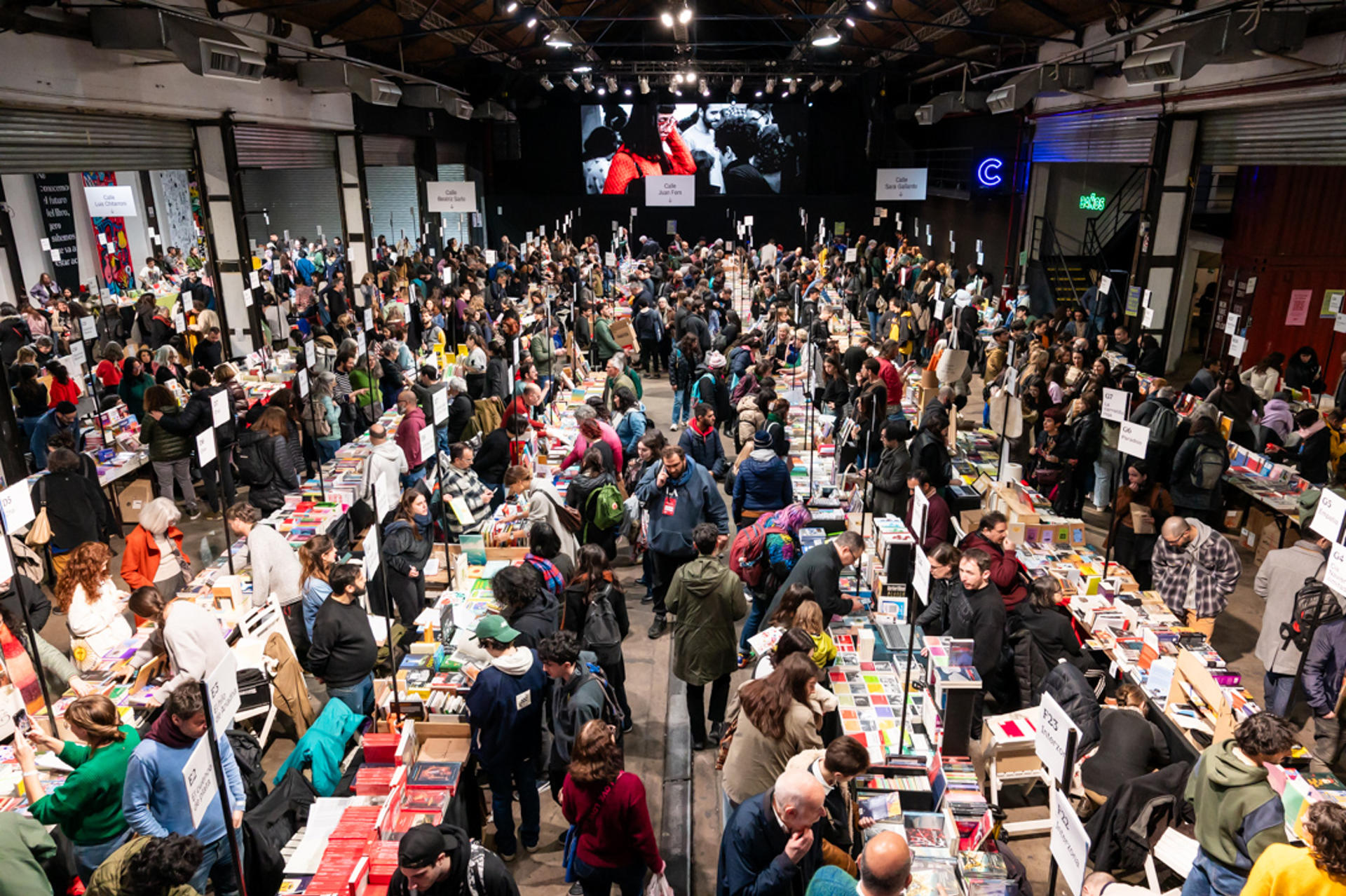 Fotografía cedida por la Federación de Editores donde se ven personas visitando la Feria de Editores (FED) 2025 este jueves, en Buenos Aires (Argentina). EFE/ Federación de Editores