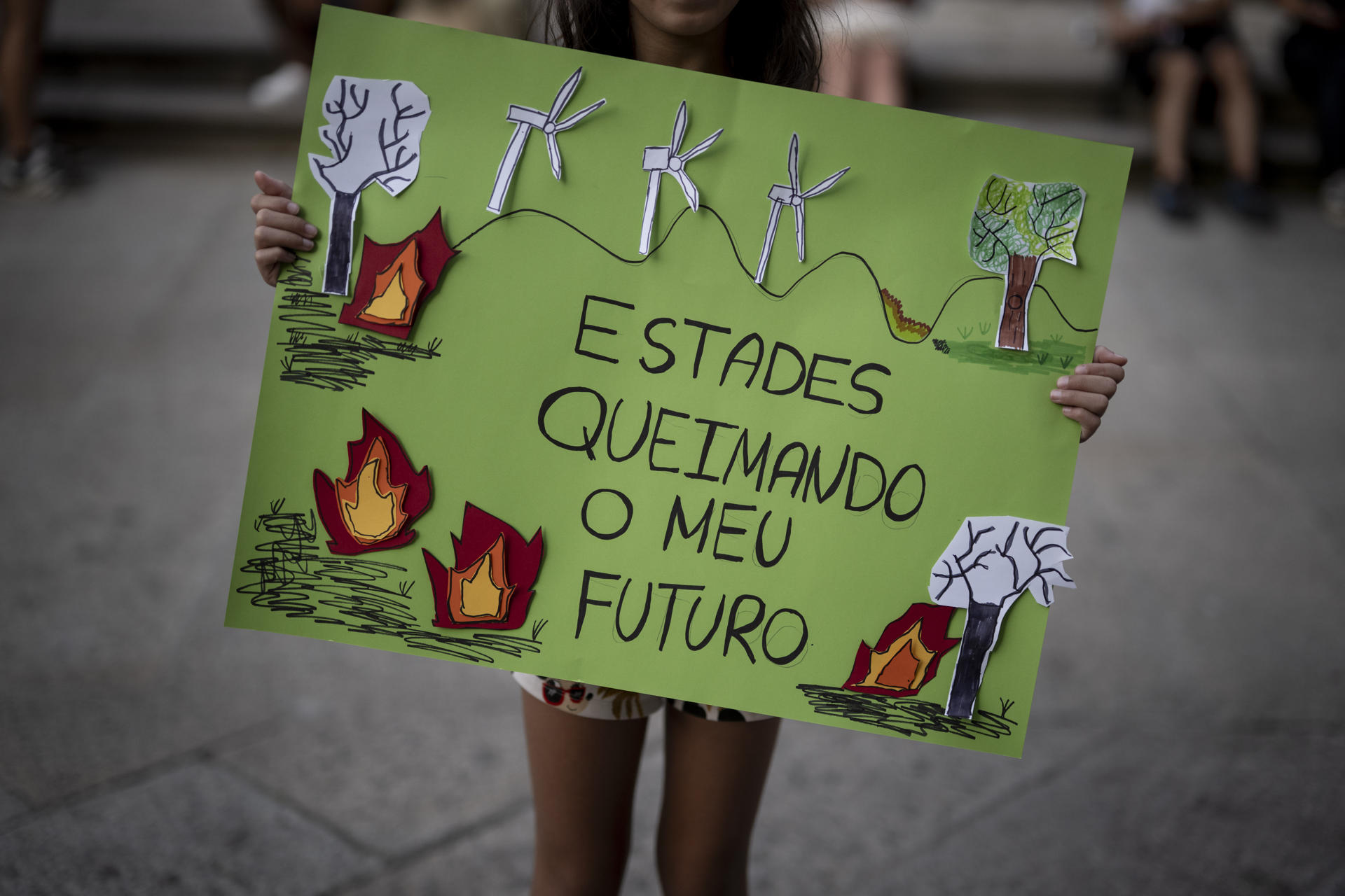 Asistentes a la concentración convocada este jueves en Ourense por la plataforma "Por un monte galego con futuro" para protestar por la ola de fuegos que está asolando Galicia. EFE/ Brais Lorenzo
