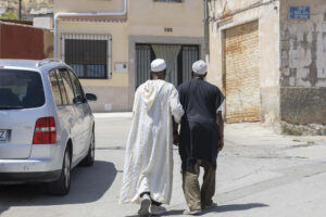 Dos hombres de origen marroquí este jueves en el barrio de Nuestra Señora de Fátima de Jumilla (Murcia). 
. EFE/Marcial Guillén