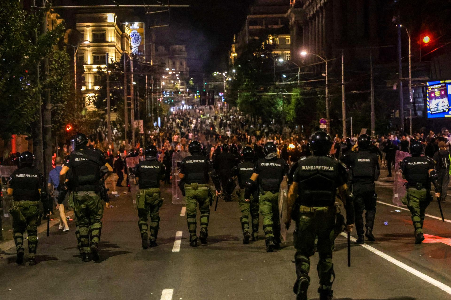 Un escuadrón de policías serbios fue captado este jueves, 14 de agosto, durante una nueva jornada de protestas antigubernamentales, en Belgrado (Serbia). EFE/Andrej Cukic
