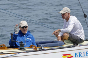 El rey emérito Juan Carlos I a bordo del ‘Bribon’ en una regata disputada en Sanxenxo. EFE/ Lavandeira