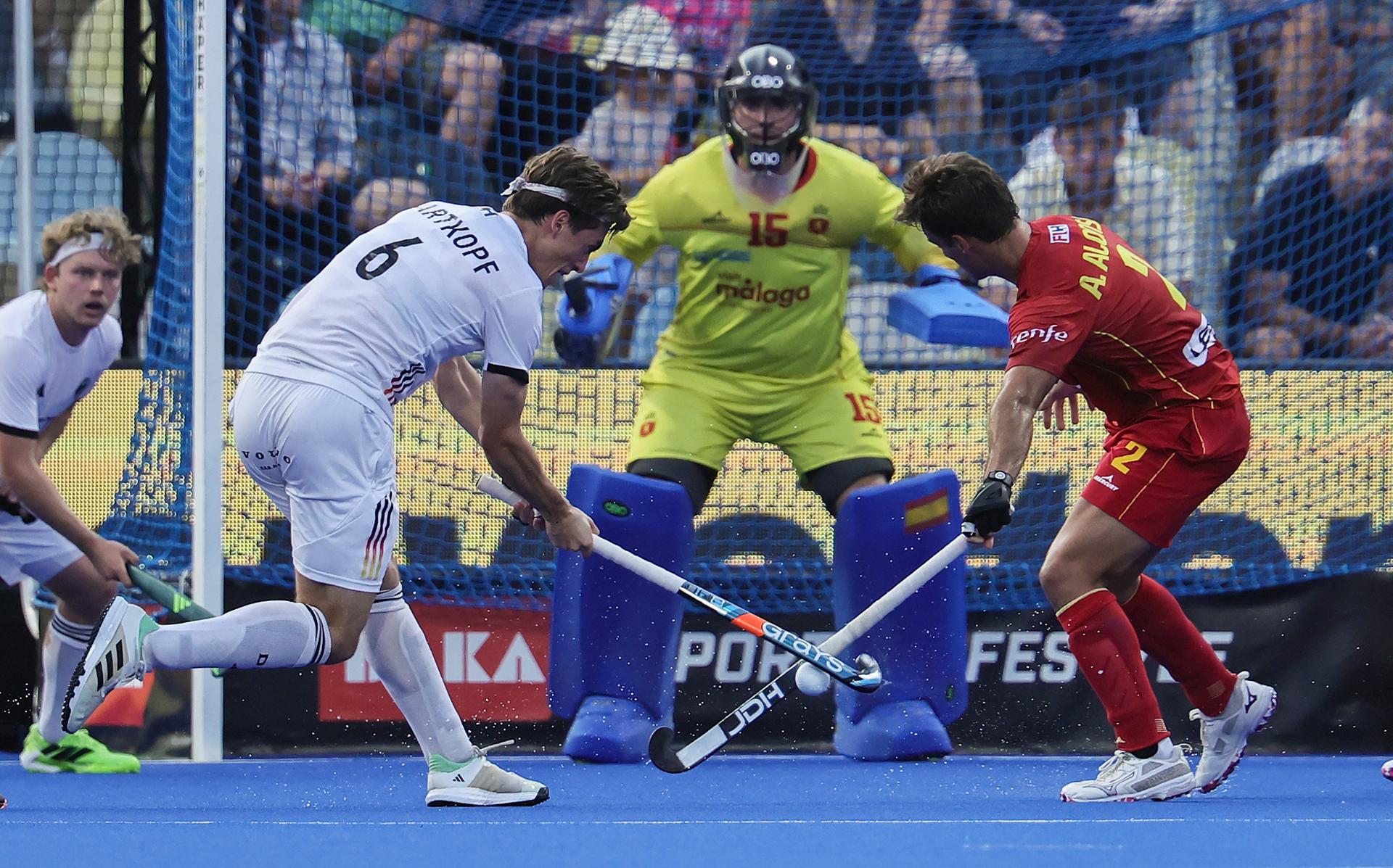 La selección española masculina de hockey sobre hierba peleará este sábado por el bronce en el Eurohockey 2025, donde se enfrentará a la selección francesa, tras caer este jueves ante Alemania (4-1) en las semifinales del Europeo disputado en Mönchengladbach (Alemania). EFE/EPA/RONALD WITTEK

