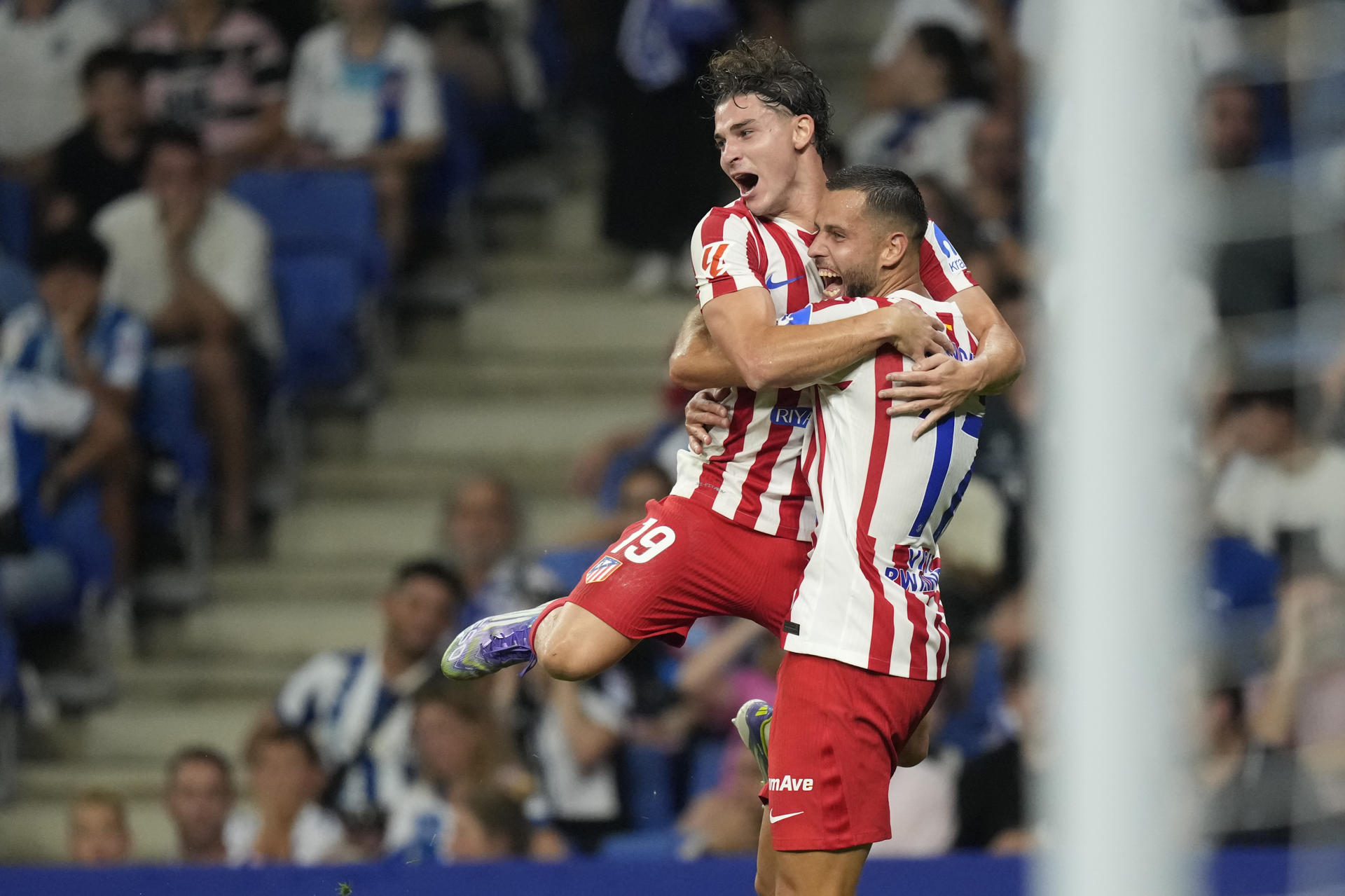 El delantero argentino del Atlético de Madrid Julián Álvarez (i) celebra su gol, primero del equipo colchonero, durante el partido de la primera jornada de LaLiga que RDC Espanyol y Atlético de Madrid jugaron en el RCDE Stadium. EFE/Enric Fontcuberta
