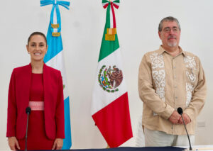 Fotografía cedida por la Presidencia de México de su mandataria, Claudia Sheinbaum, posando junto al presidente de Guatemala, Bernardo Arévalo, este viernes en Petén (Guatemala). EFE/ Presidencia de México
