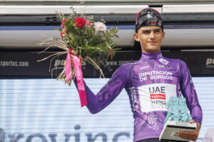 El ciclista Mexicano del equipo UAE, Isaac del Toro, ha ganado este sábado la Vuelta Ciclista a Burgo tras la última etapa entre Quintana del Pidio y Lagunas de Neila. EFE/Santi Otero