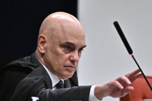 El magistrado de la Suprema Corte de Brasil, Alexandre de Moraes, participa en una sesión este martes, en el Supremo Tribunal Federal en Brasilia (Brasil). EFE/ Andre Borges