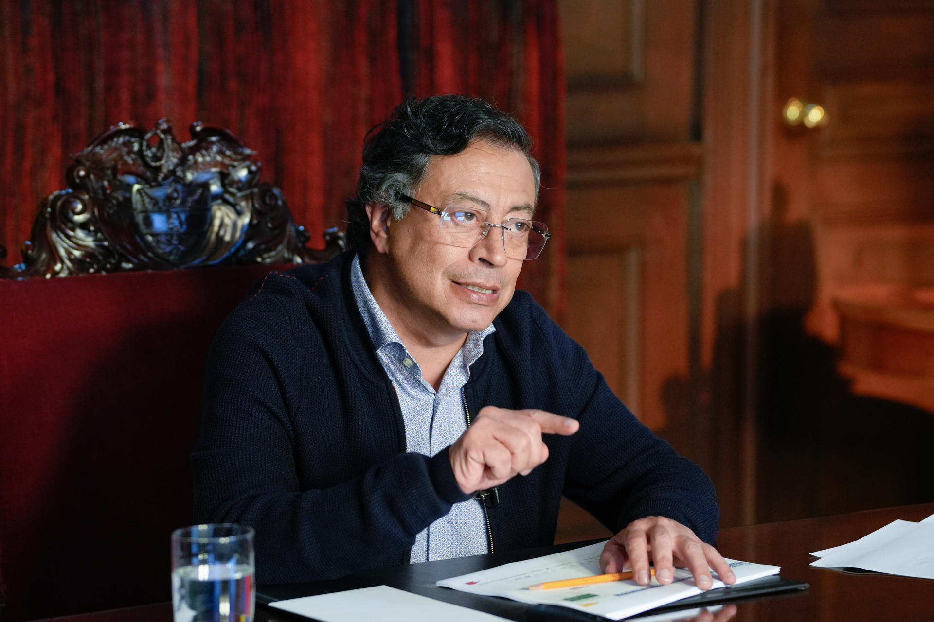 Fotografía cedida por la Presidencia de Colombia que muestra al mandatario colombiano, Gustavo Petro, hablando durante una alocución televisada este martes, en Bogotá (Colombia). EFE/ Presidencia de Colombia