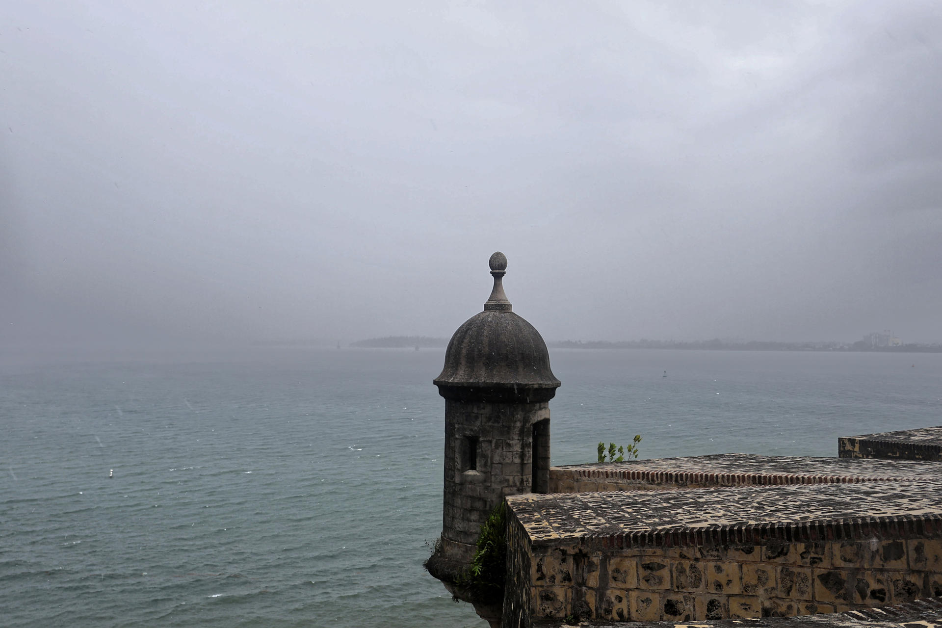 Fotografía que muestra el mar en el viejo San Juan este domingo, en San Juan (Puerto Rico). EFE/ Thais Llorca