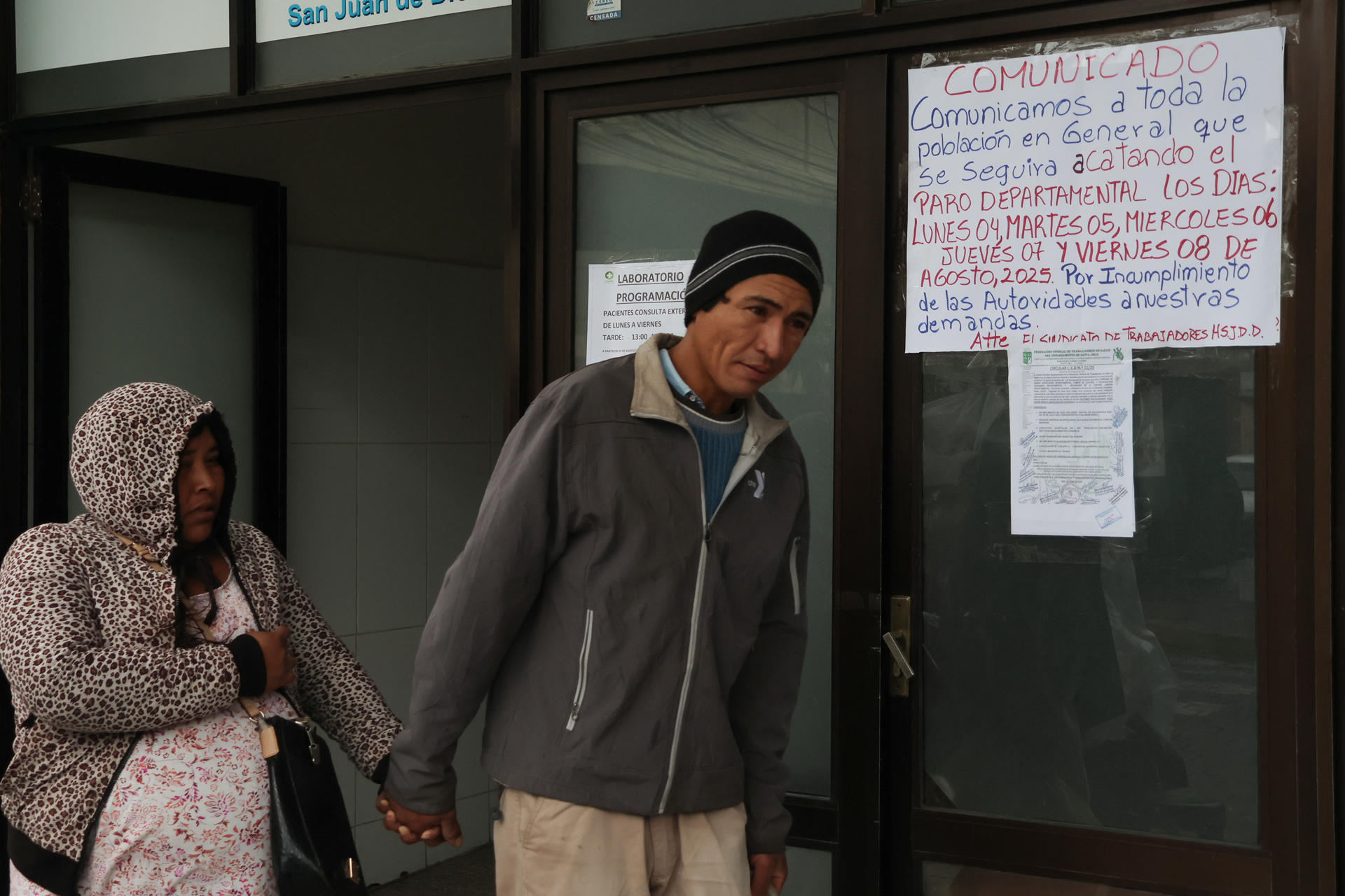 Personas ingresan a un centro de salud este lunes, en Santa Cruz (Bolivia). EFE/ Juan Carlos Torrejón
