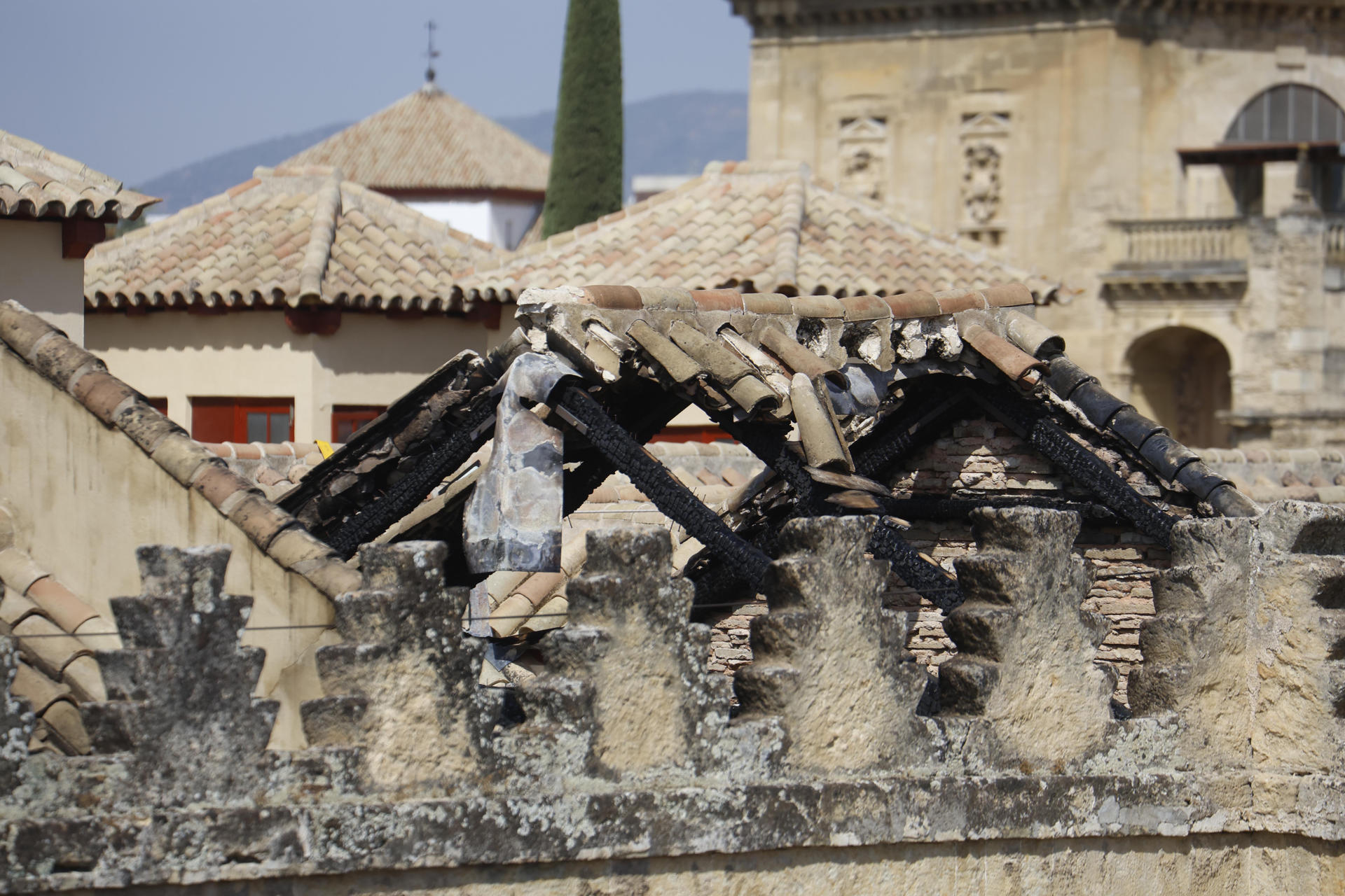 Continúan los trabajos de evaluación de daños en el tejado de la Mezquita de Córdoba. La Mezquita-Catedral de Córdoba retoma poco a poco su normalidad después del incendio en el que una capilla colapsó y se derrumbó el techo y otras dos resultaron afectadas, con la excepción de las visitas nocturnas al monumento que aún no se han restablecido. EFE/ Salas