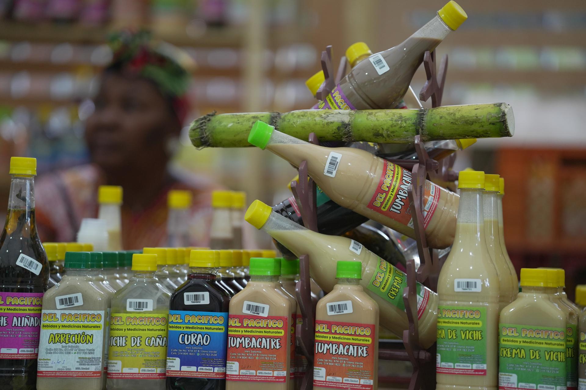 Detalle de una pila de botellas de bebidas tradicionales a la venta durante el 29 Festival de Música del Pacífico Petronio Álvarez, este miércoles, 13 de agosto, en Cali (Colombia). EFE/Ernesto Guzmán