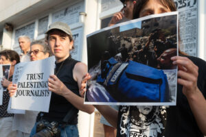 Una treintena de periodistas israelíes protestaron este miércoles en el centro de Tel Aviv por el asesinato, a manos del Ejército israelí, de decenas de reporteros palestinos en la Franja de Gaza. "Dejad de asesinar a periodistas en Gaza", podía leerse, en inglés, árabe y hebreo, en una de las pancartas exhibidas por el grupo, que se concentró en silencio durante una media hora en los escalones de entrada a la sede de la Asociación Nacional de Periodistas Israelíes. EFE/Magda Gibelli