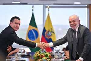 El presidente de Brasil, Luiz Inácio Lula da Silva (d), y el presidente de Ecuador, Daniel Noboa, posan durante una reunión este lunes, en el Palacio del Planalto, en Brasilia (Brasil). EFE/ Andre Borges