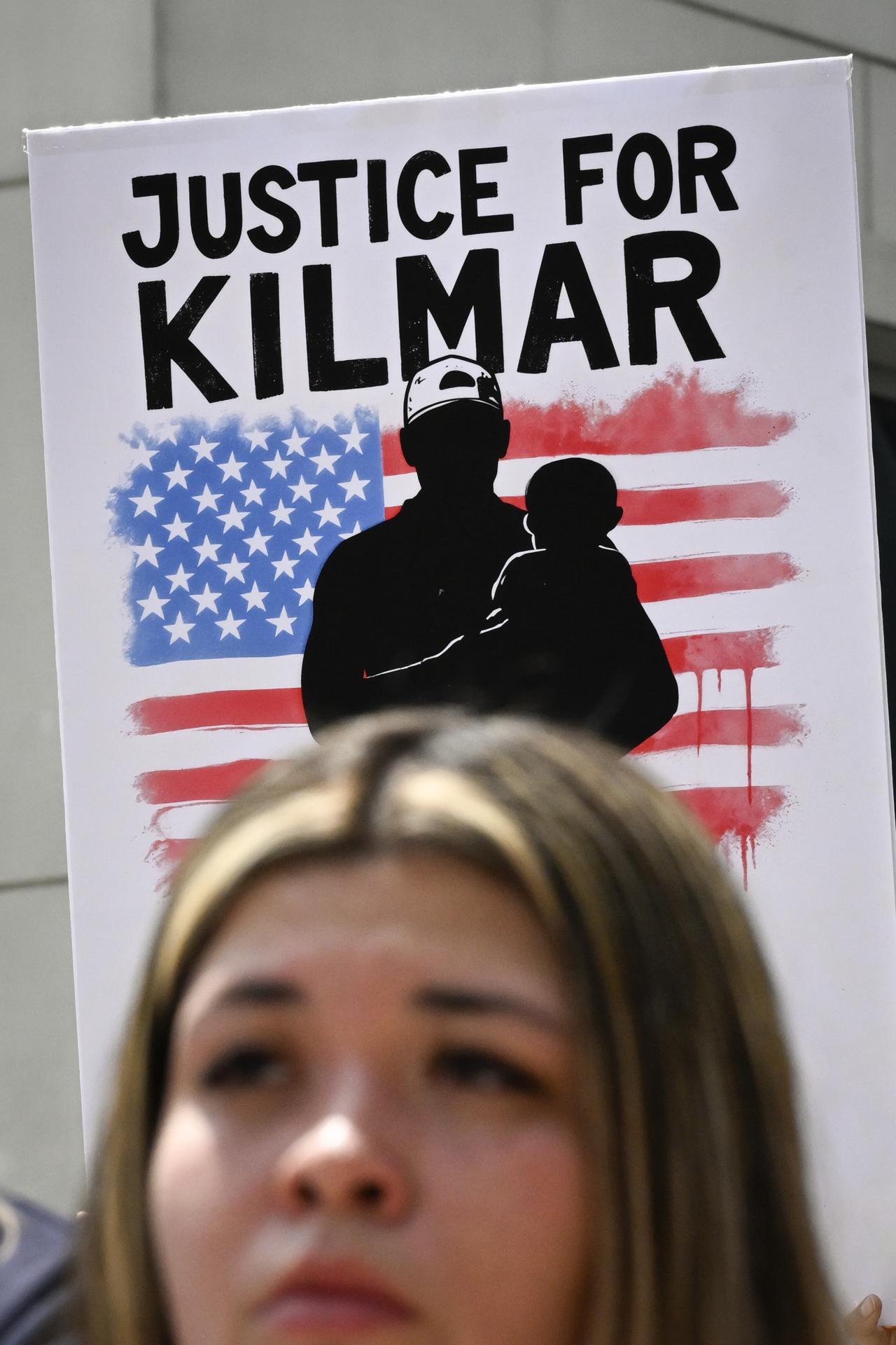 Fotografía de archivo de un cartel que reclama justicia detrás de Jennifer Vásquez Sura, esposa de Kilmar Ábrego García. EFE/EPA/JOHN AMIS