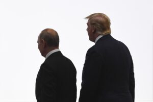 El presidente ruso, Vladimir Putin (i), y su homólogo estadounidense, Donald Trump (d), en una fotografía de archivo. EFE/ Lukas Coch