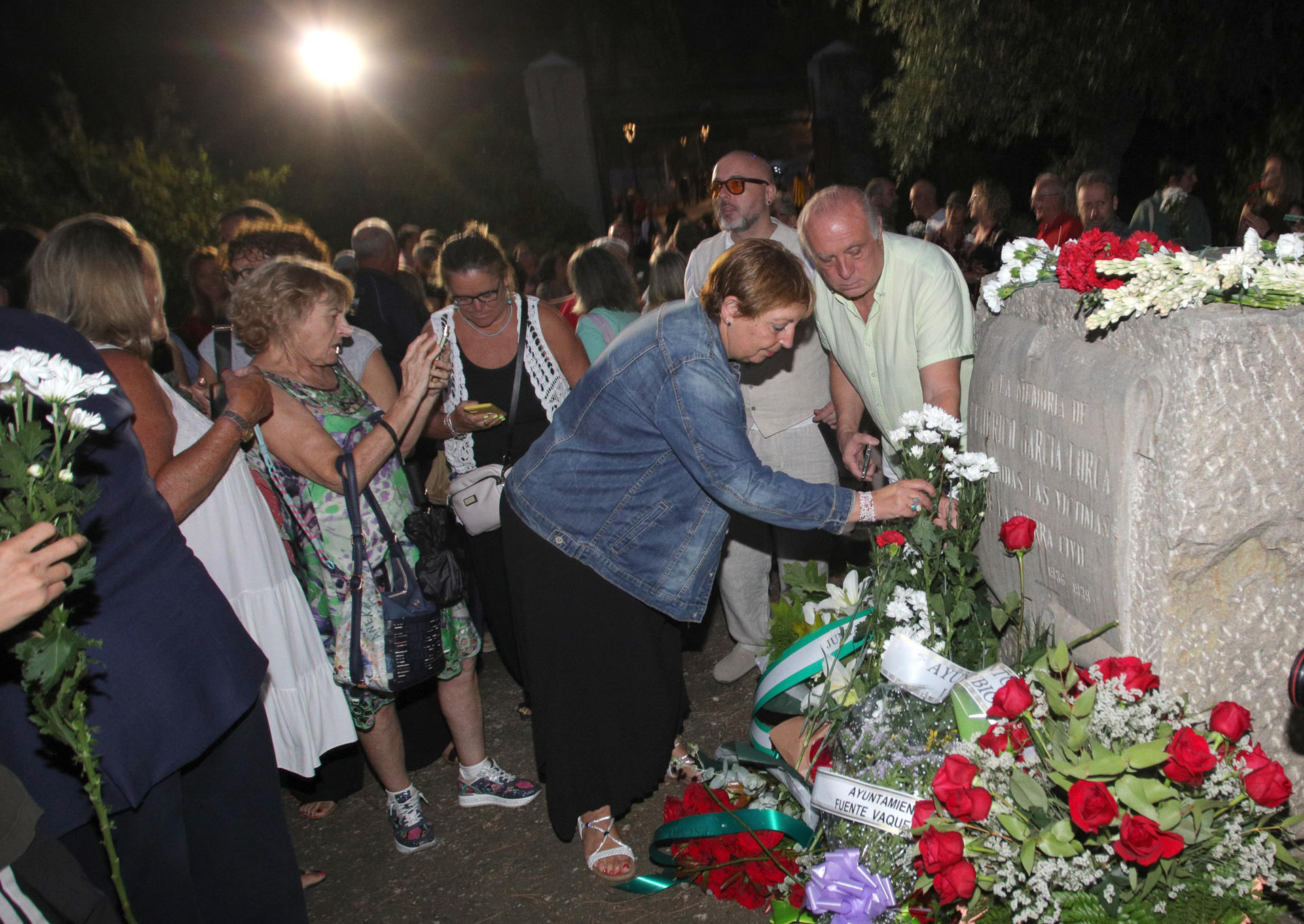 Ofrenda floral de Estrella Morente en el Homenaje a Federico García Lorca en su 89 aniversario de su muerte y a todas las víctimas del franquismo hoy domingo en Alfacar. EFE/Pepe Torres.